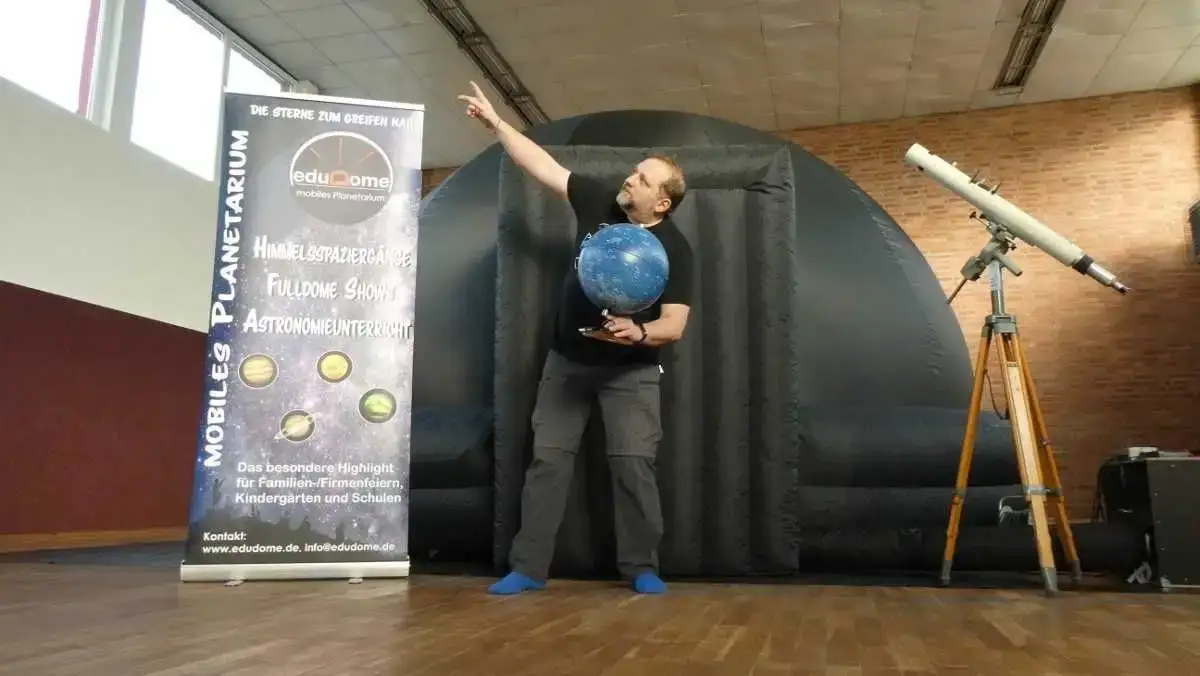 Mobiles Planetarium - eduDome®